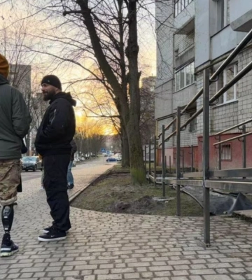 Скандал во Львове из-за пандуса: жители дома поругались с ветераном без ног (видео)