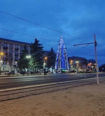 У центрі Дружківки встановили головну новорічну ялинку