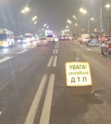На столичному проспекті Соборності ускладнено рух через ДТП