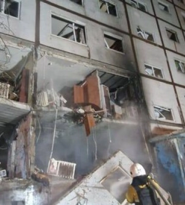 Рятувальники показали наслідки атаки ворожого БпЛА по будинку у Салтівському районі Харкова: пожежу ліквідовано. ФОТОрепортаж