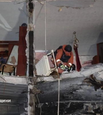 Атака «Шахеда» на багатоповерхівку в Харкові: рятувальники показали наслідки