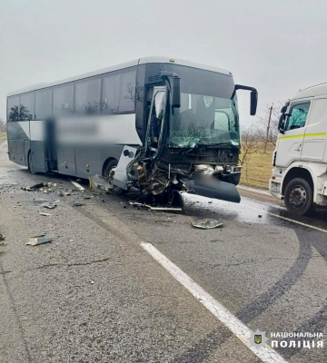 На трасі Одеса-Рені сталася аварія за участю рейсового автобуса та двох легкових авто: рух транспорту ускладнено