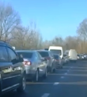 В Закарпатті на кордоні з Угорщиною величезні черги