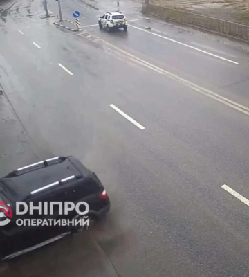 У Дніпрі на Набережній Перемоги водій без прав за кермом Mitsubishi влетів у дерево: відео
