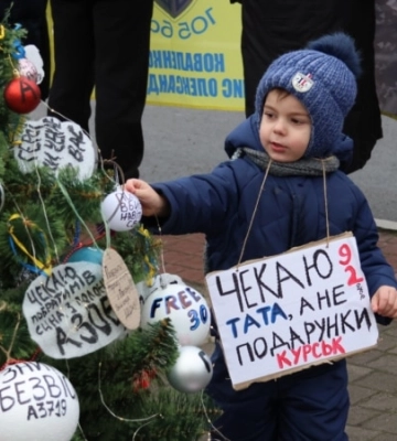 Третє Різдво в полоні - у Запоріжжі встановили незвичайну ялинку на підтримку Героїв