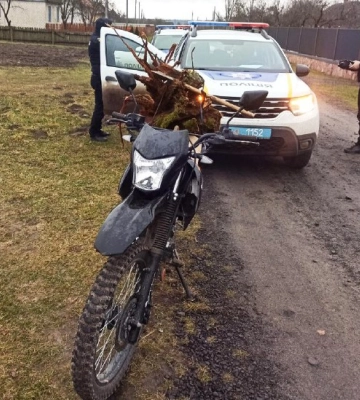 На Рівненщині п’яний і без шолома мотоцикліст намагався відкупитися від поліції