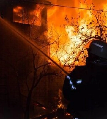 Внаслідок падіння уламків збитої ворожої цілі на Київщині сталося загоряння даху багатоповерхівки, людей евакуюють
