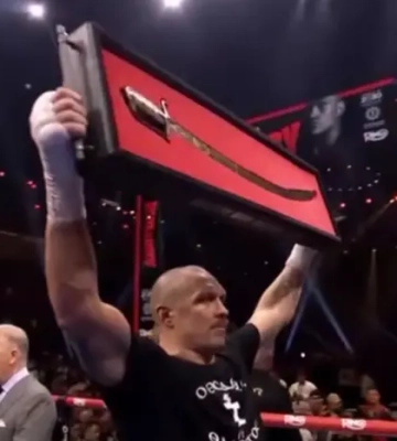 Усик підняв над рингом оригінальну шаблю гетьмана Мазепи (відео)