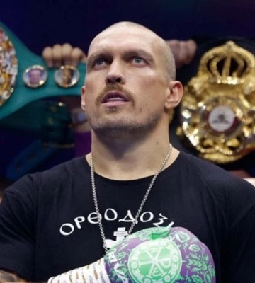 Боксер Олександр Усик переміг Тайсона Фʼюрі та зберіг титул чемпіона світу з боксу