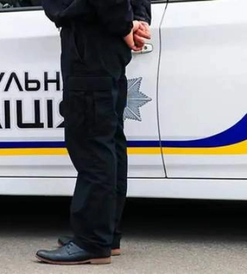 Спасала мужчину от ТЦК: в Хмельницком судили женщину, которая наехала на полицейского