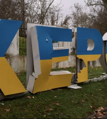 Внаслідок атаки російського FPV-дрона у Херсоні загинули двоє людей