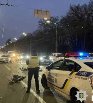 У Києві п’яний водій влаштував масштабну автотрощу, фото