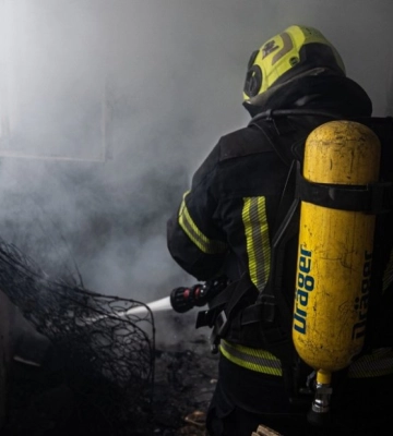 У Києві горів гуртожиток: рятувальники евакуювали дев’ятьох людей