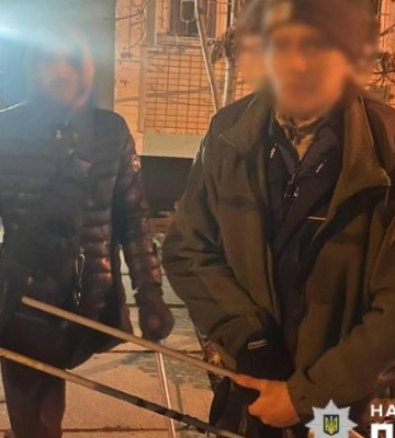 Поліція відреагувала на відео з псевдовійськовими-жебраками біля торговельного центру Києва