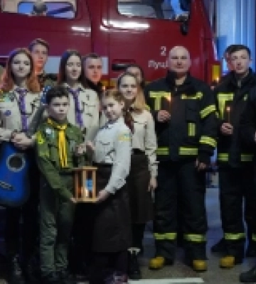 На Волині пластуни передали пожежникам Вифлеємський вогонь миру