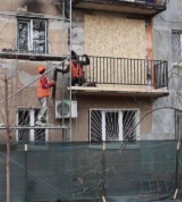 В Одесі розпочалися відновлювальні роботи в житловому будинку, який неодноразово зазнавав пошкоджень через дії РФ