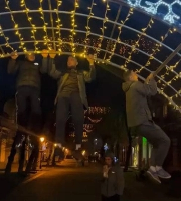 У центрі Луцька хлопці підтягувалися на святковій арці (відео)