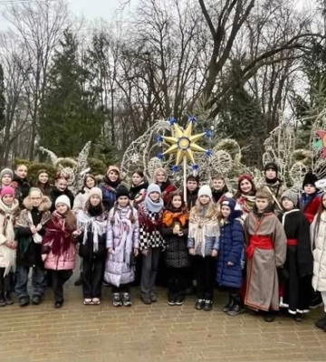 Гімназисти та ліцеїсти з Рівного зібрали для ЗСУ майже 100 тисяч гривень на фестивалі вертепів