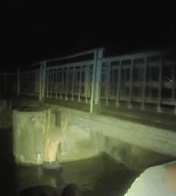 По пояс занурився у крижану воду: чоловік хотів скоїти самогубство на Рівненщині (ВІДЕО)