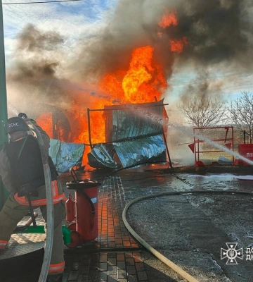 ДСНС оприлюднила перші кадри з атакованого дроном АЗС у Нікополі