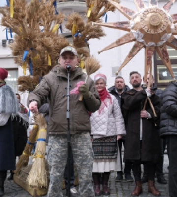 У Львові встановили найбільший в Україні тризуб з дідухів