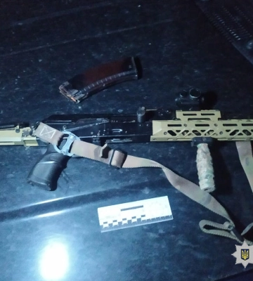 На Черкащині поліція зупинила водія за порушення ПДД, а затримала за зберігання зброї. ФОТО