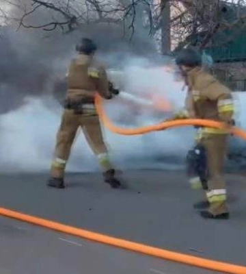 Внаслідок атаки ворожого дрону спалахнула цивільний автомобіль (ВІДЕО)
