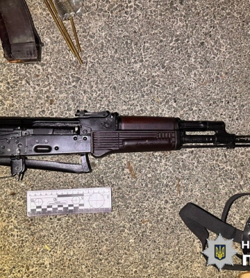 На Київщині поліцейські затримали чоловіка з автоматом та сумкою боєприпасів і набоїв. ФОТО