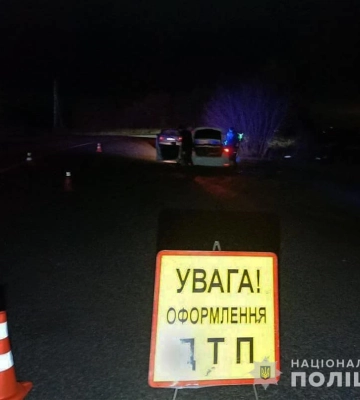На Житомирщині внаслідок зіткнення на трасі двох легковиків постраждала молода жінка