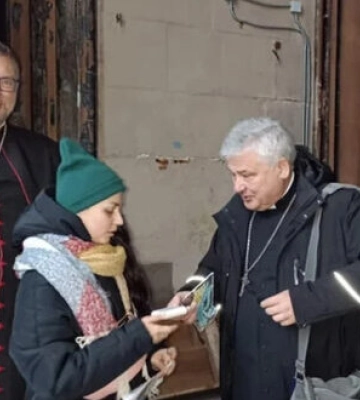 Папі Римському передали голуба миру, виготовленого з уламків пошкодженого костелу в Києві. ФОТОрепортаж