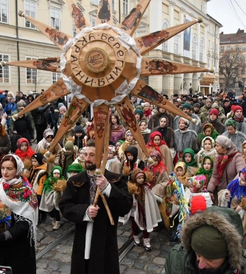 У Львові відкрили чотириметрового різдвяного дідуха (фоторепортаж)
