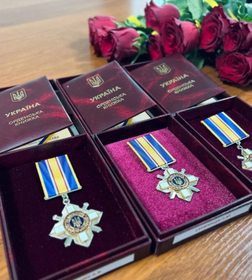 Рідним загиблих захисників у Костополі вручили нагороди воїнів Рідним загиблих захисників у Костополі вручили нагороди воїнів