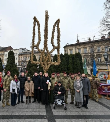 У Львові встановили найбільший в Україні тризуб з дідухів