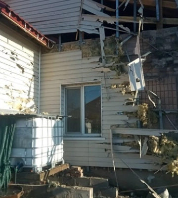 Один постраждалий, пошкоджено будинки, підприємство, санаторій, АЗС та ЛЕП: Окупанти 35 разів атакували Нікопольщину. ФОТОрепортаж