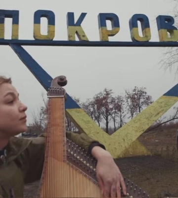 Бандуристка Kruть сыграла &quot;Щедрик&quot; под Покровском. Видео