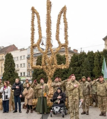 У Львові встановили найбільший тризуб з 340 дідухів