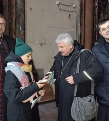 Папі Франциску передали Голуба миру на побитому склі з костелу святого Миколая