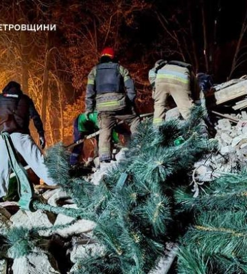 Под снегом и в тревогу: видео, как спасатели 5 часов откапывают людей из дома в Кривом Роге