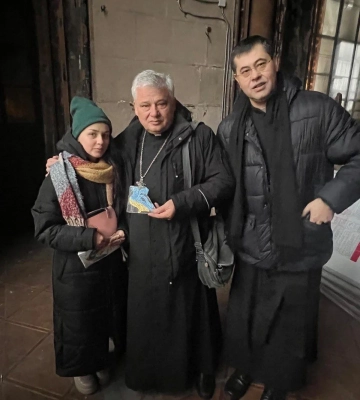 Папі Франциску передали Голуба миру на побитому склі з костелу святого Миколая