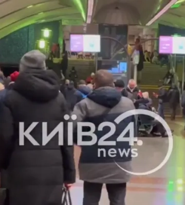 Кияни зустріли Різдво в метро через ворожий обстріл (відео)