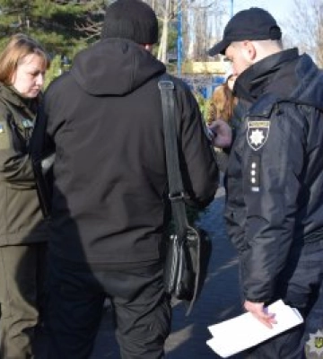 У Миколаєві правоохоронці перевіряють законність реалізації хвойних дерев: зафіксовані випадки правопорушення