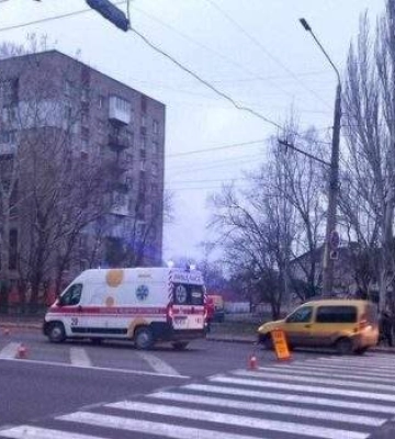 На проспекті Героїв України автомобіль швидкої допомоги збив пішохода