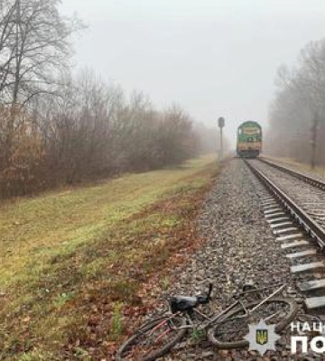 На Полтавщині підлітка зачепив потяг, коли той йшов вздовж колії