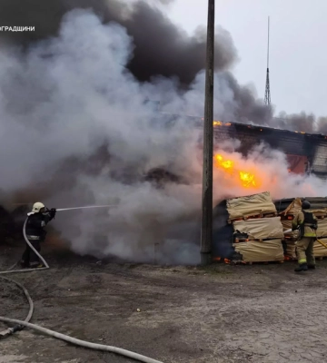Повітряна атака: на Кіровоградщині виникла пожежа у складському приміщенні на площі 100 кв м