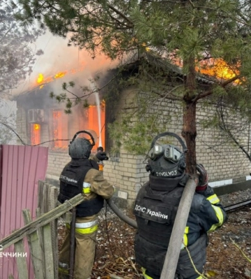 Спасатели в Донецкой области попали под повторный обстрел РФ при тушении пожара