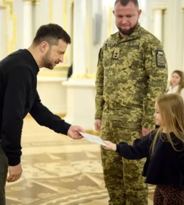 Президент вручив сертифікати на квартири Героям України та рідним загиблих
