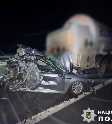 Потрійна ДТП з вантажівкою сталася на Київщині: одне з авто сильно пошкодило, водій у лікарні