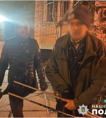 Поліція відреагувала на відео з псевдовійськовими-жебраками біля торговельного центру Києва