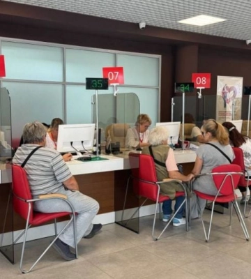 В МФЦ попробуйте записаться, там очереди как за хлебом в войну: в Мелитополе оккупанты массово &quot;отжимают&quot; недвижимость (скрины)