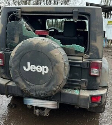Рятувальники потрапили під ворожий артобстріл поблизу Покровська: пошкоджено оперативний автомобіль. ФОТОрепортаж
